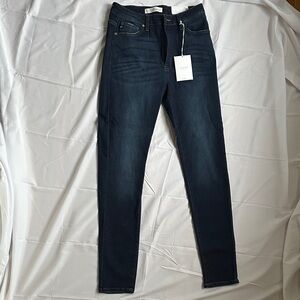 KanCan Women's highrise super skinny jeans size 9/28
